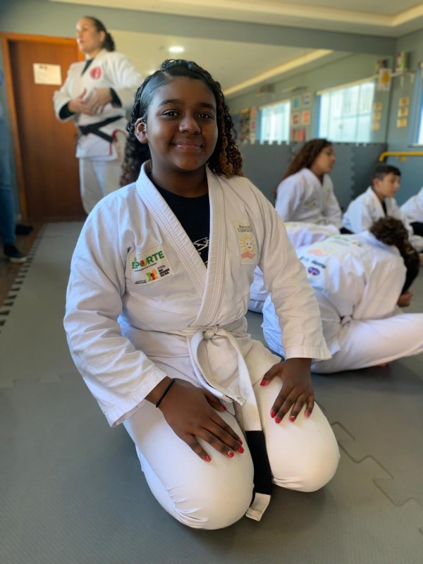 Menina posa para foto com quimono