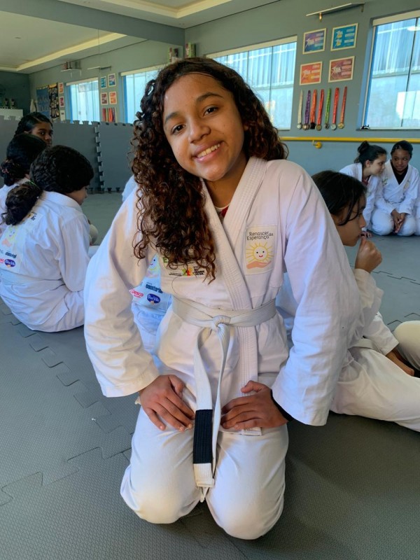 Menina posa para foto