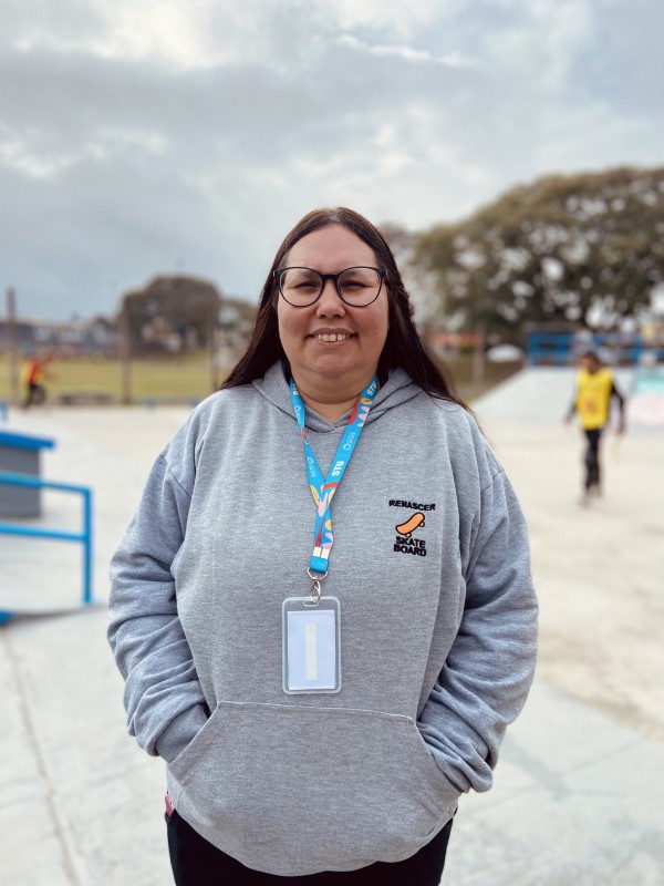 Mulher posa para foto