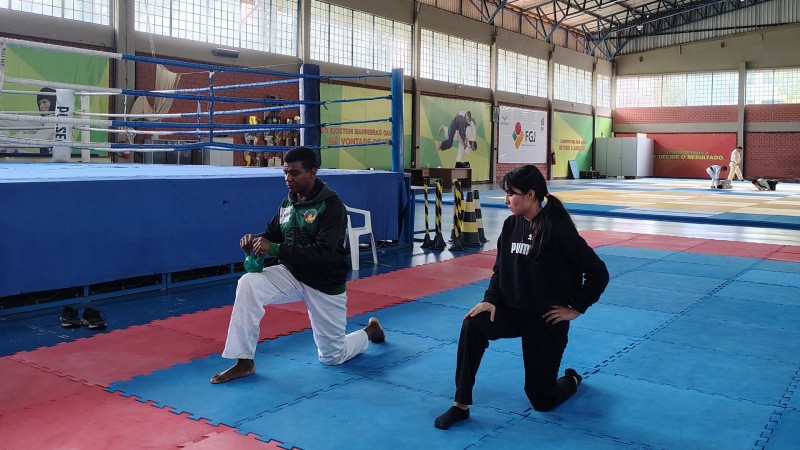 Sess&atilde;o de fisioterapia esportiva no Gin&aacute;sio de Lutas do Cete