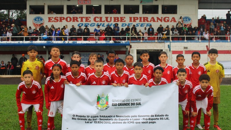 Equipe de jovens jogadores do Internacional posa para foto
