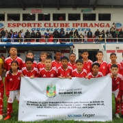Equipe de jovens jogadores do Internacional posa para foto