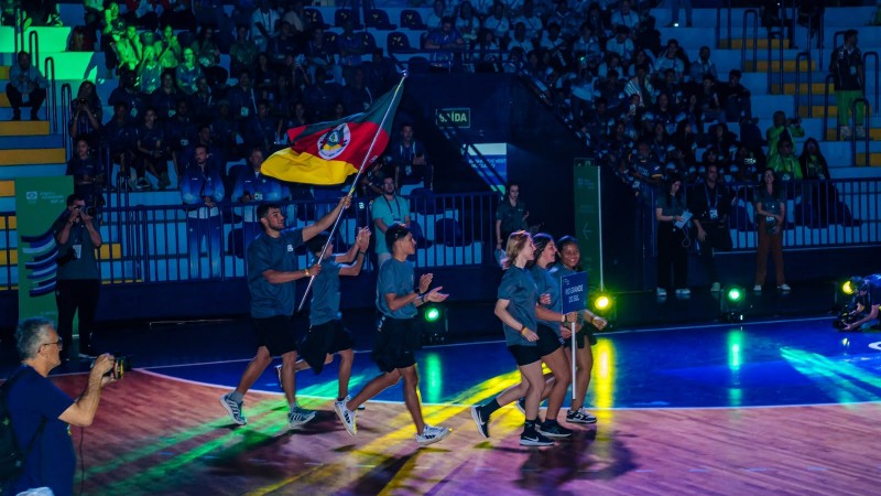Jovens carregam bandeira do Rio Grande do Sul em cerim&ocirc;nia