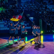 Jovens carregam bandeira do Rio Grande do Sul em cerim&ocirc;nia