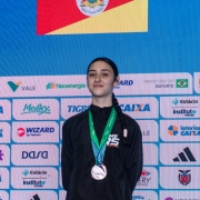 Jovem posa para foto com medalha de prata