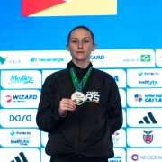 Jovem posa para foto com medalha de prata