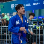 Jovem de quimono sai de luta 